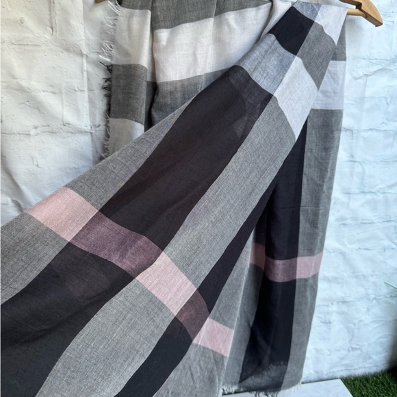 Burberry
Relaxed Mega Check Square Scarf 55” x 55 frayed edges - Picture 8 of 13